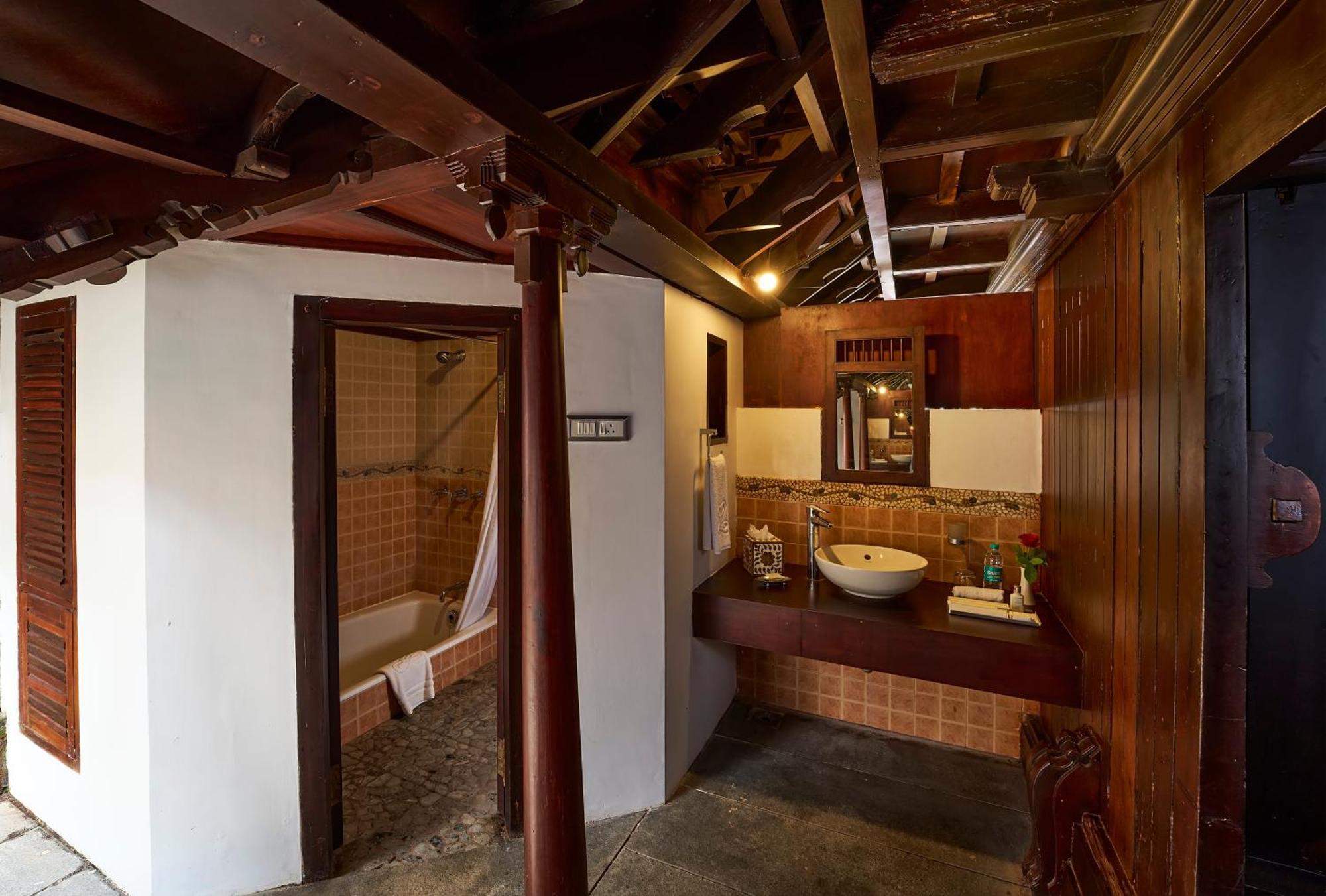 The Leela Ashtamudi, A Raviz Hotel Колам Екстериор снимка Bathroom in a houseboat