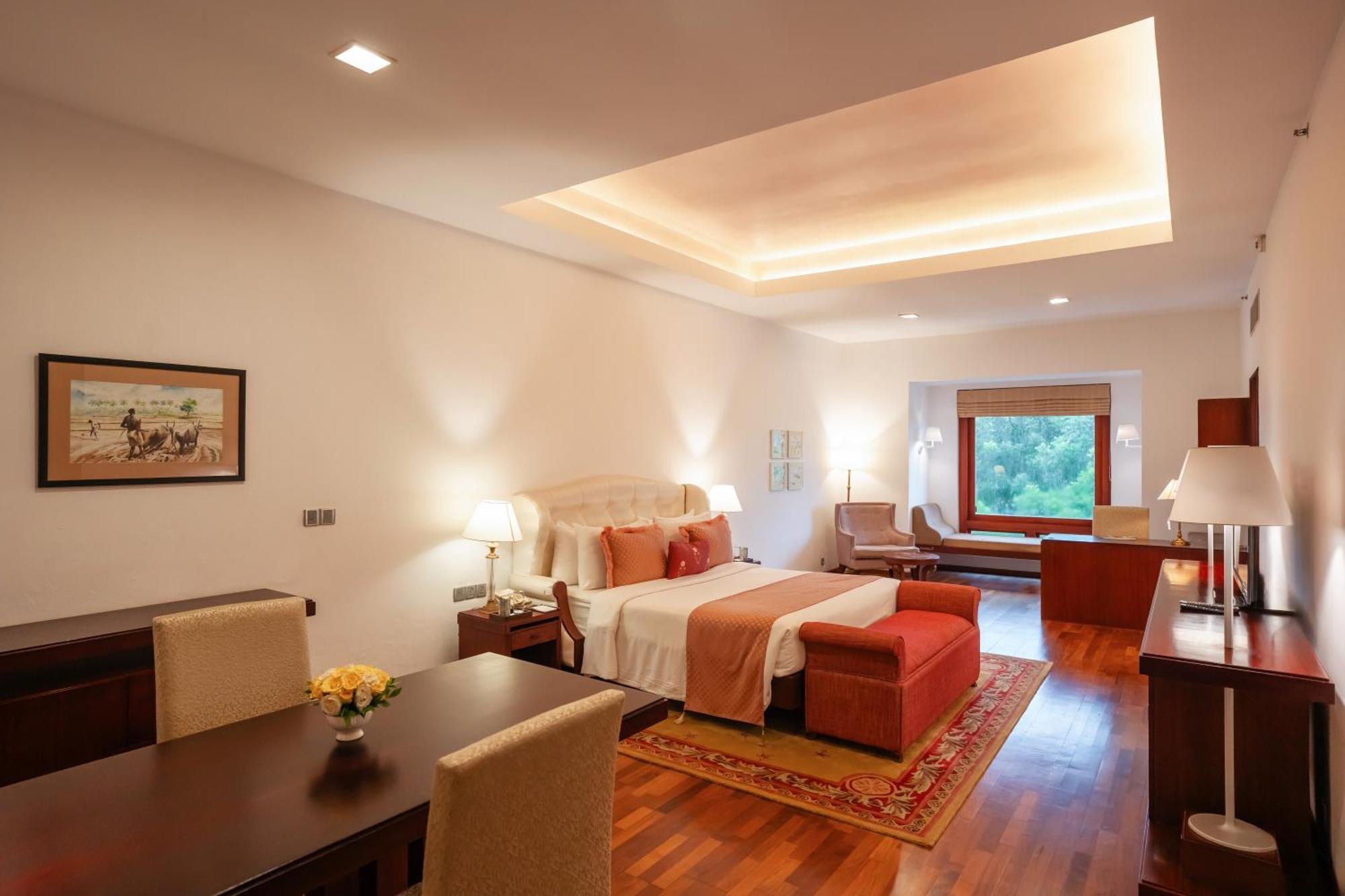 The Leela Ashtamudi, A Raviz Hotel Колам Екстериор снимка A suite at the Taj Bengal